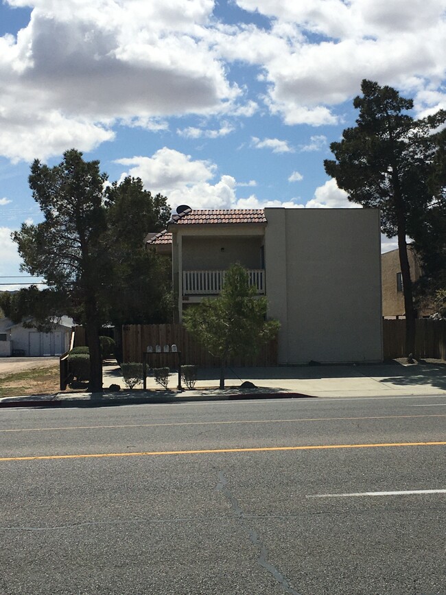 601 E Ridgecrest Blvd in Ridgecrest, CA - Building Photo - Building Photo