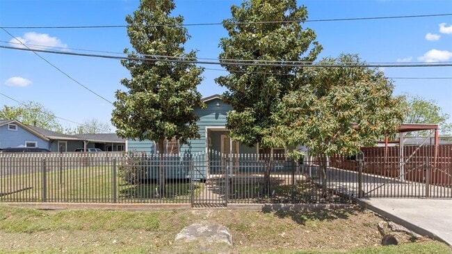 7425 Gonzales St in Houston, TX - Building Photo - Building Photo