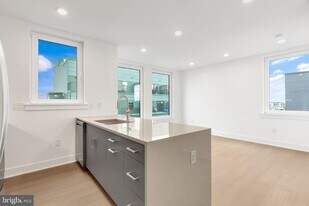 2000 Dreer St in Philadelphia, PA - Building Photo