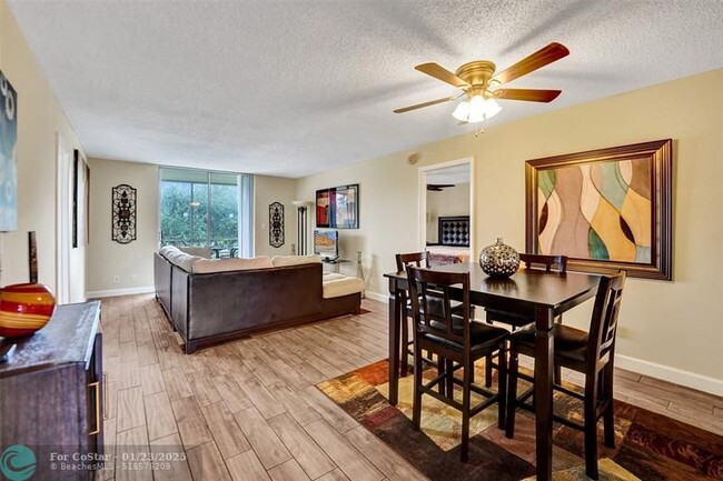 299 NW 52nd Terrace in Boca Raton, FL - Foto de edificio - Building Photo