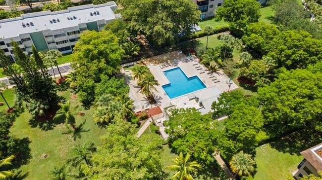 6075 N Sabal Palm Blvd in Tamarac, FL - Building Photo - Building Photo