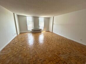 140 Washington St, Unit 517 in Brookline, MA - Foto de edificio - Building Photo