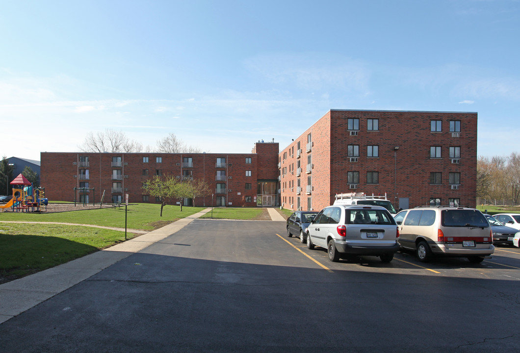 Towne and Country Apartments in West Chicago, IL - Building Photo