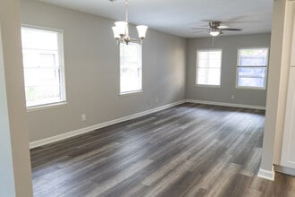 1104 Southampton St in Angleton, TX - Foto de edificio - Building Photo