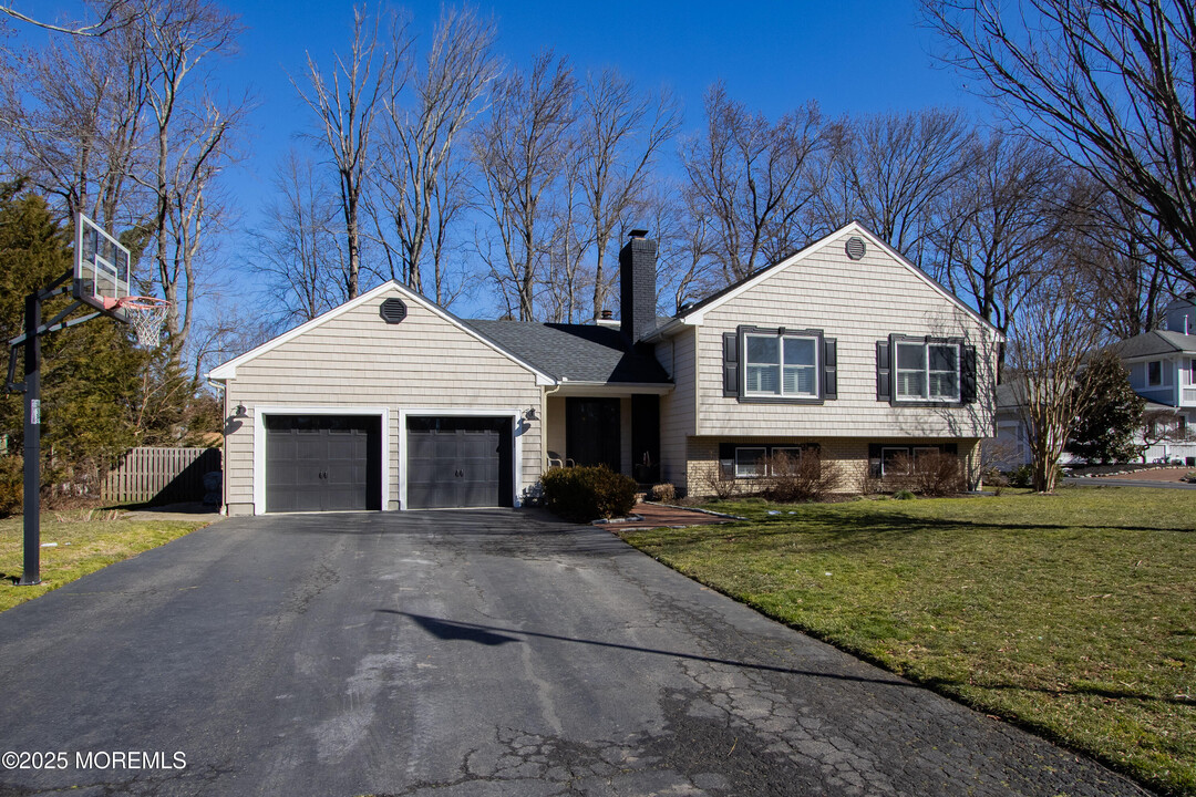 60 Brookside Ln in Little Silver, NJ - Building Photo