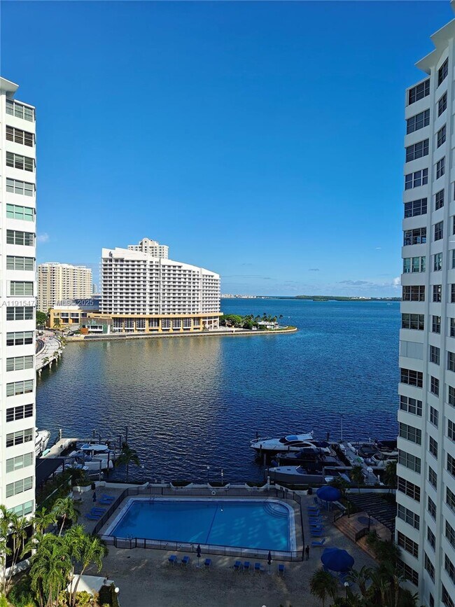 825 Brickell Bay Dr in Miami, FL - Building Photo - Building Photo