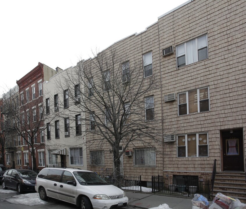 204 Huron St in Brooklyn, NY - Building Photo