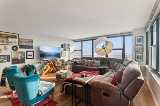 5801 N Sheridan Rd in Chicago, IL - Building Photo - Building Photo