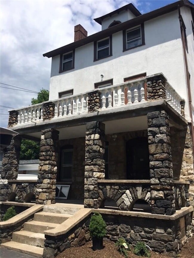property at 3 Maiden Ln