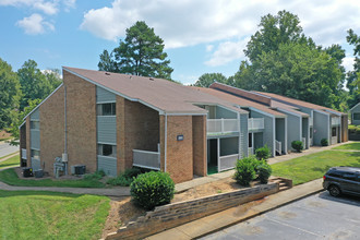 North Lakes Apartments in Greensboro, NC - Building Photo - Building Photo