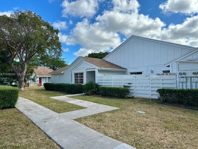 13724 SW 149th Cir Ln in Miami, FL - Building Photo - Building Photo