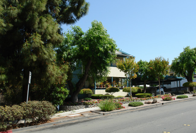 1527 Amador Ave in Concord, CA - Foto de edificio - Building Photo