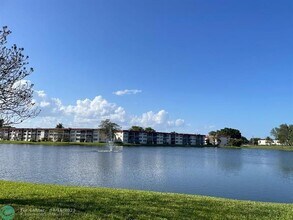 9423 S Hollybrook Lake Dr in Pembroke Pines, FL - Foto de edificio - Building Photo