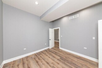 2713 W Gladys Ave in Chicago, IL - Building Photo - Building Photo