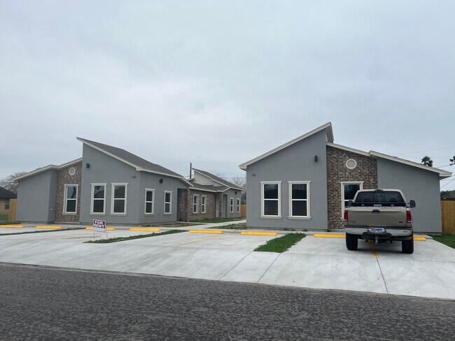 120 W 2nd St in Los Fresnos, TX - Foto de edificio - Building Photo