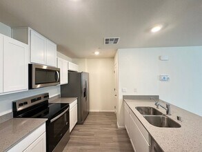 5013 Chapin Mesa Ave in Enterprise, NV - Building Photo - Building Photo