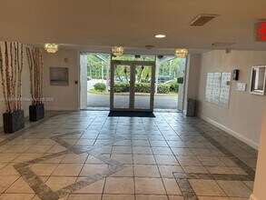 2821 NE 163rd St in Miami, FL - Building Photo - Building Photo