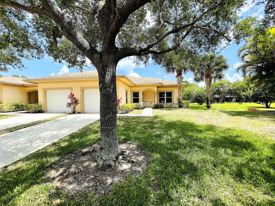 1877 S Dovetail Dr in Fort Pierce, FL - Building Photo