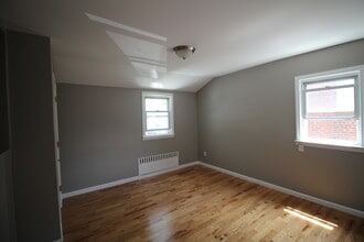 209 Tibbetts Rd, Unit 1st floor in Yonkers, NY - Foto de edificio - Building Photo