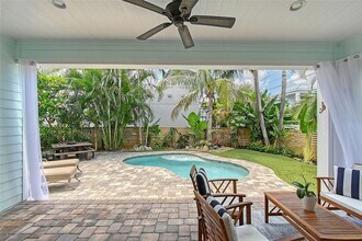 1738 Siesta Dr in Sarasota, FL - Building Photo - Building Photo