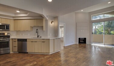 7660 Beverly Blvd in Los Angeles, CA - Building Photo - Building Photo