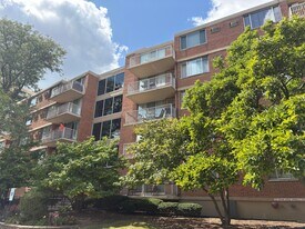 2222 S Stewart Ave in Lombard, IL - Building Photo