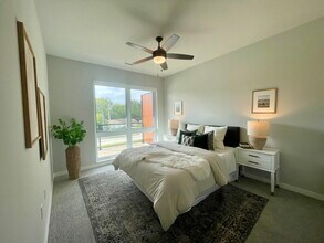 Loomis Crossing Apartments in Greenfield, WI - Foto de edificio - Building Photo