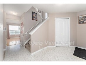 2026 Garnett Way NW in Edmonton, AB - Building Photo - Building Photo