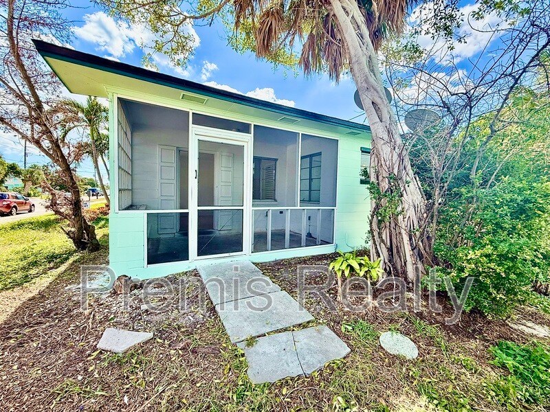 7960 Boca Ciega Dr in St Pete Beach, FL - Building Photo