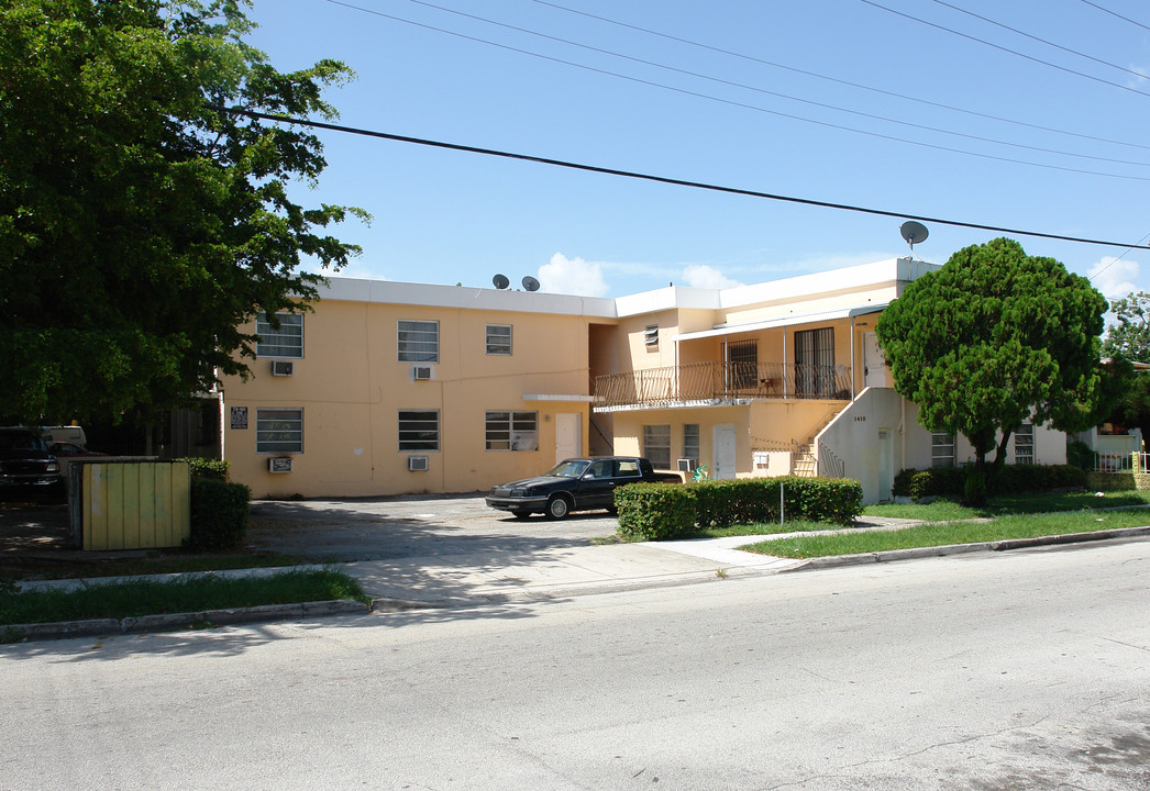 Cortina Apartments in Miami, FL - Building Photo