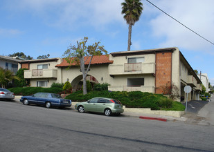 Villa Laurel Apartments in Ventura, CA - Foto de edificio - Building Photo