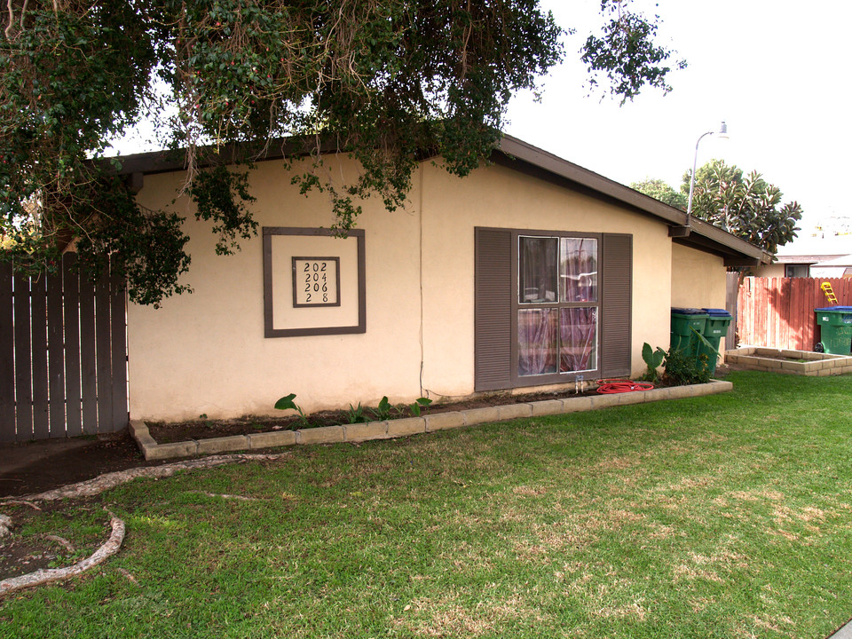 202-208 W Mayfair Ave in Orange, CA - Building Photo