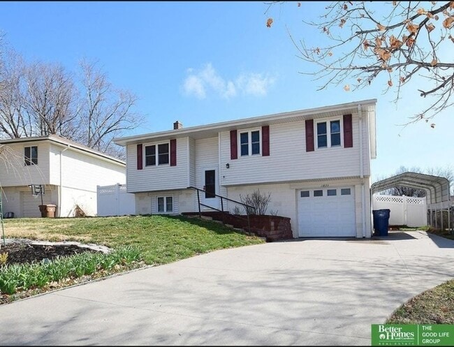 11823 N 157th St in Bennington, NE - Foto de edificio - Building Photo