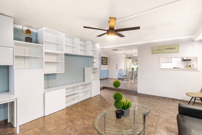 Fully Furnished/ International Village in Lauderhill, FL - Foto de edificio - Interior Photo