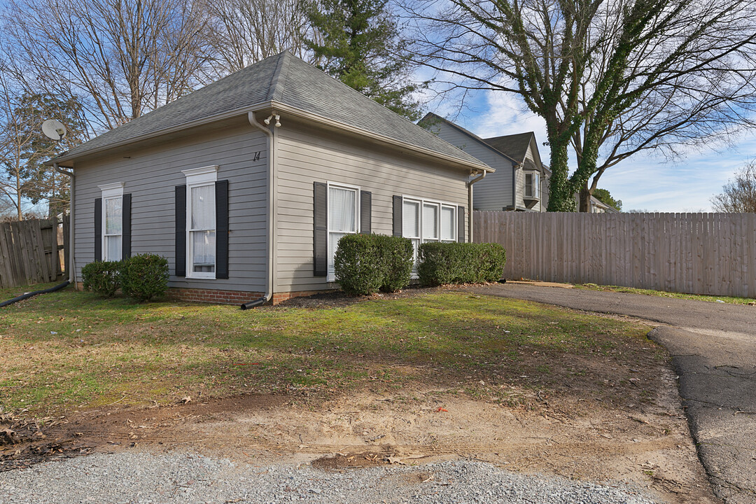 12 Trafalgar Sq in Jackson, TN - Building Photo