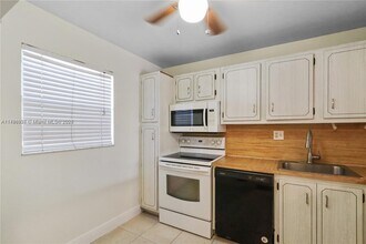 8421 Lagos De Campo Blvd in Tamarac, FL - Building Photo - Building Photo