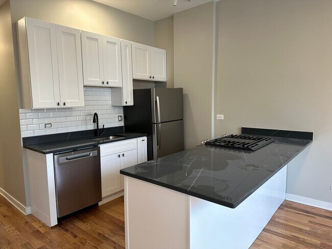3515 N Sheffield Ave, Unit 2F in Chicago, IL - Building Photo - Building Photo