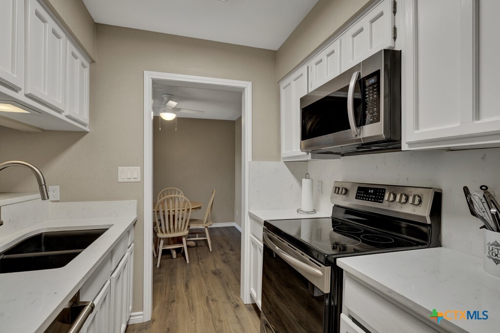 1202 Thorpe Ln in San Marcos, TX - Building Photo