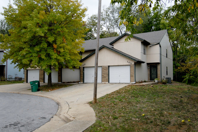 Oxford Place Townhomes in Lee's Summit, MO - Building Photo - Building Photo