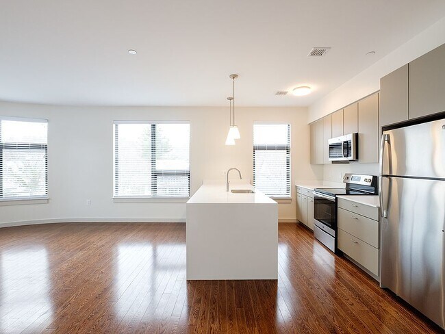 18 Gibbs St, Unit 11 in Brookline, MA - Building Photo - Building Photo