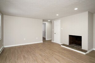 Pinney Brook in Ellington, CT - Building Photo