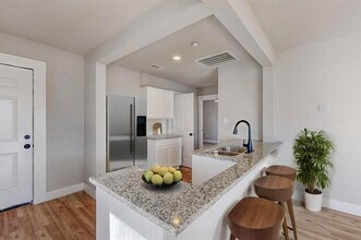 1511 Southerland Ave in Dallas, TX - Foto de edificio - Building Photo