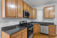 2001 W Jarvis Ave, Unit 2 in Chicago, IL - Building Photo - Building Photo