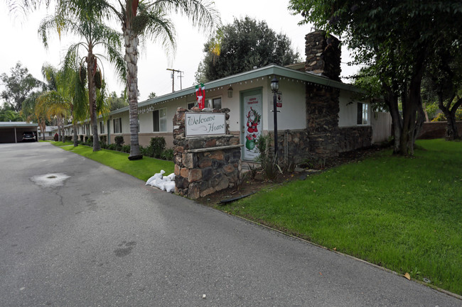 Hampton Court Apartments in Redlands, CA - Building Photo - Building Photo