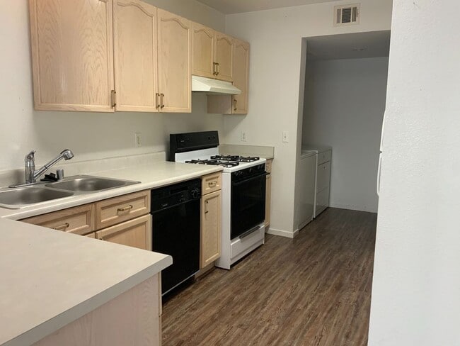 8452 Stoney Bluff Ave in Las Vegas, NV - Building Photo - Building Photo