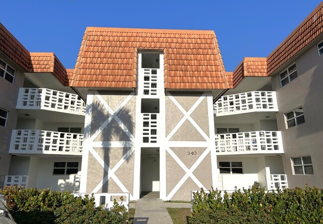 El Jardin Apartments in Hollywood, FL - Foto de edificio - Building Photo