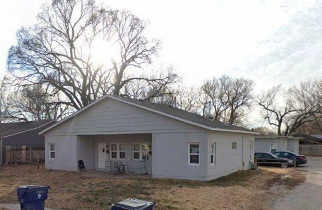1813 Woodland N in Wichita, KS - Building Photo