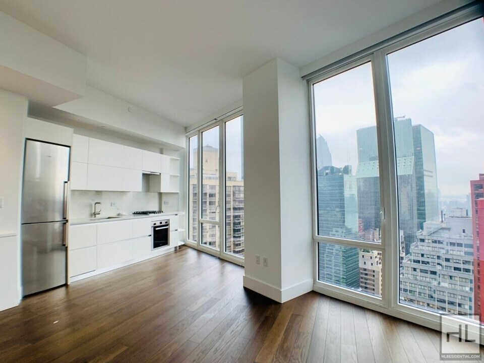 East 44th Street in New York, NY - Building Photo