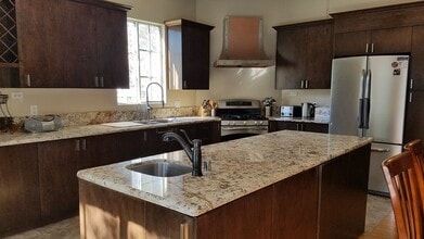 10350 Johanna Ave in Sunland, CA - Foto de edificio - Building Photo