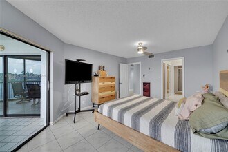 7250 Fairfax Dr in Tamarac, FL - Building Photo - Building Photo
